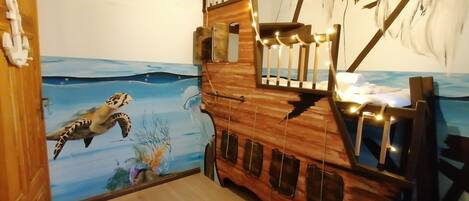 Standard Apartment, 3 Bedrooms, Non Smoking | 3 bedrooms, bed sheets