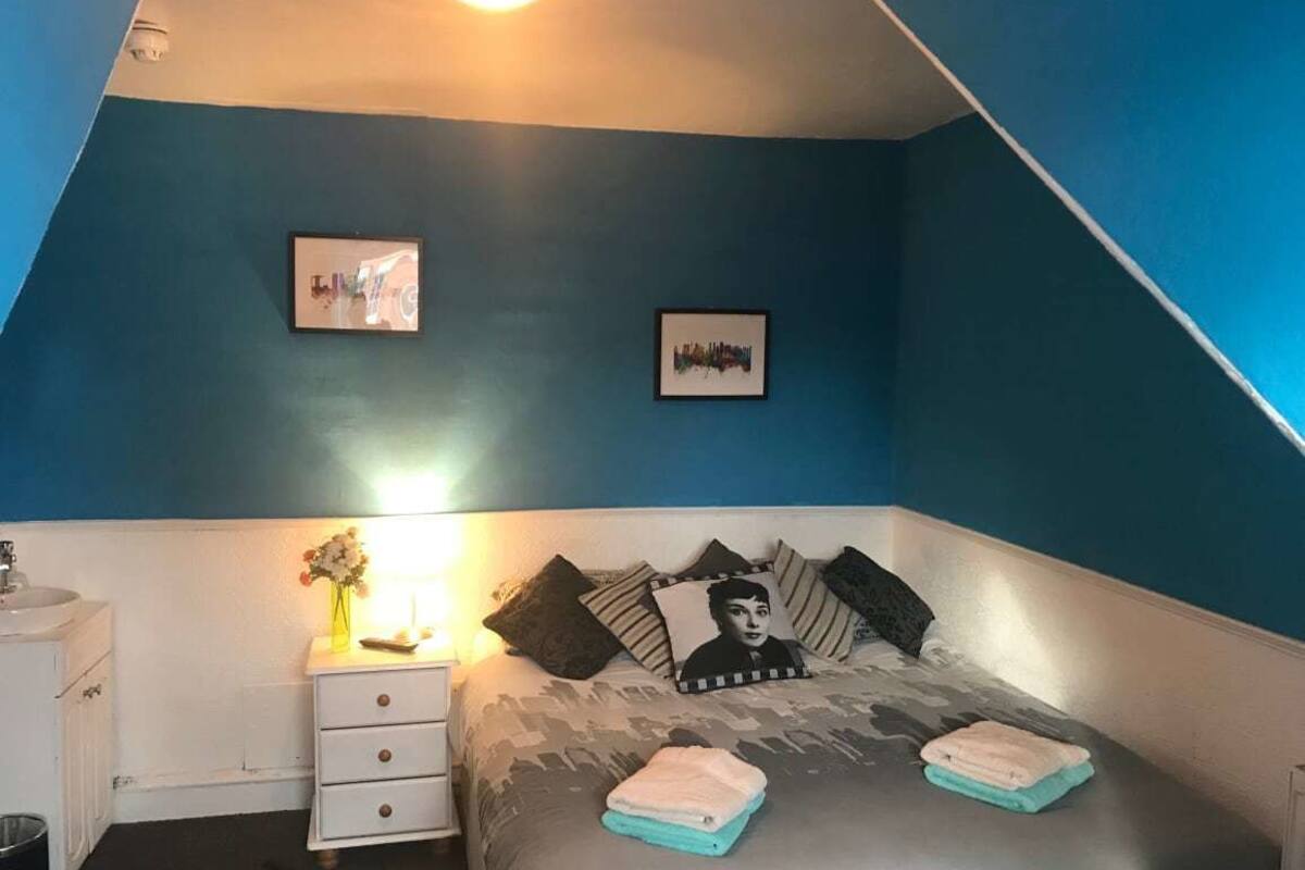 Een strijkplank/strijkijzer, gratis wifi, beddengoed