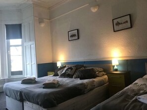 Deluxe Family Room, En-suite | Iron/ironing board, free WiFi, bed sheets - City Rooms Gilmore (Edinburgh)