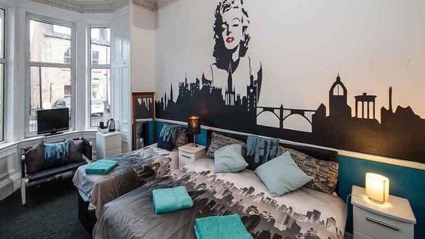 Deluxe Family Room, En-suite | Iron/ironing board (on request), WiFi (free), bed sheets - City Rooms Gilmore (Edinburgh)