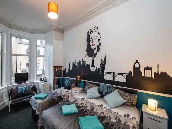 Deluxe Family Room, En-suite | Iron/ironing board, free WiFi, bed sheets - City Rooms Gilmore (Edinburgh)