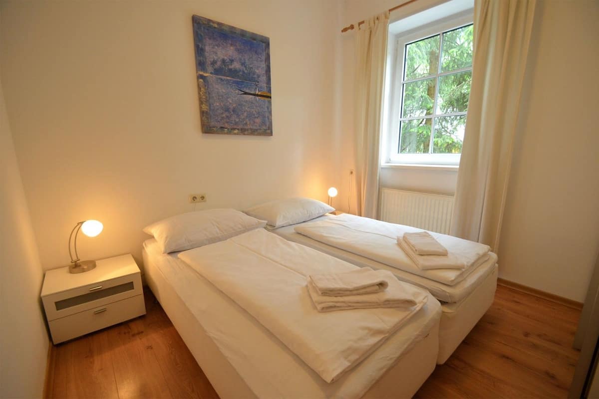Tabla de planchar con plancha, cunas, wifi gratis y ropa de cama