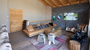 Apartment (Penthouse MANDALISA) | Living area | TV - Zell City Exclusive Lodges (Zell am See)