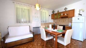 Apartment, 1 Bedroom | Private kitchen | Full-size fridge, oven, stovetop, electric kettle