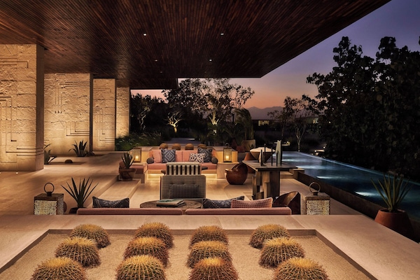 4 bars/lounges, 2 poolside bars