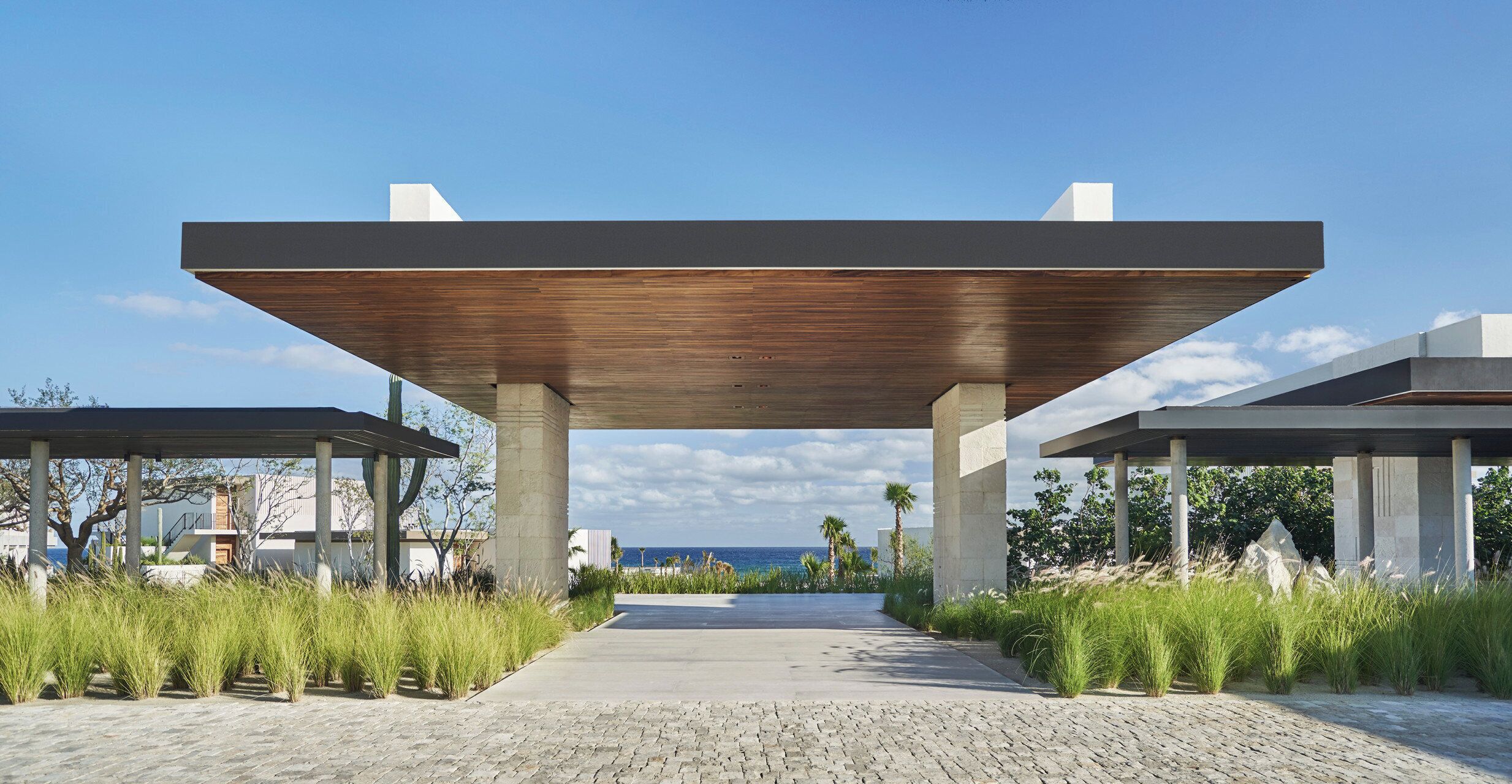 4 bars/lounges, 2 poolside bars