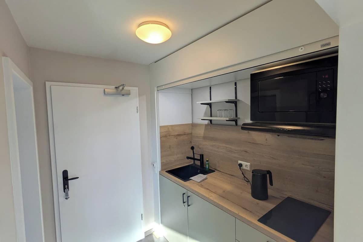 standard double room | private kitchen | fridge, toaster oven, spices, cleaning supplies