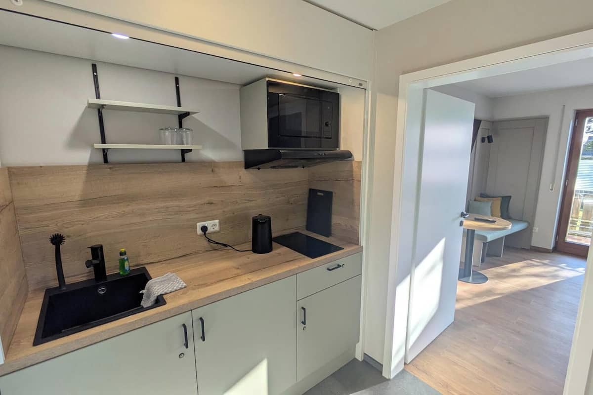 standard double room | private kitchen | fridge, toaster oven, spices, cleaning supplies