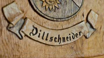 Una placa de madera con un emblema de sol y la inscripción 'Dillschneider'.