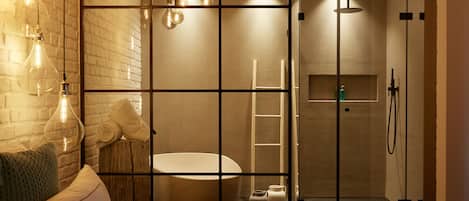 Junior Suite | Bathroom | Hair dryer, towels, soap, shampoo