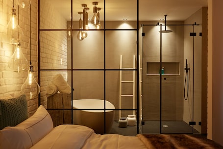 Junior Suite | Bathroom | Hair dryer, towels, soap, shampoo