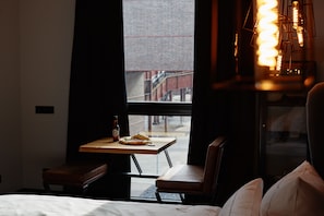 Desk, laptop workspace, blackout curtains, soundproofing - hotel friends Zeche Zollverein - Essen (Essen)
