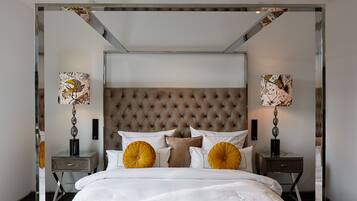 1 habitación, escritorio y espacio para trabajar con laptop