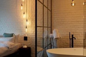 Junior-Suite | Badezimmer | Haartrockner, Handtücher, Seife, Shampoo