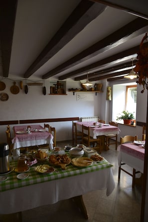 Café da manhã com buffet todos os dias (EUR 7.00 por pessoa)