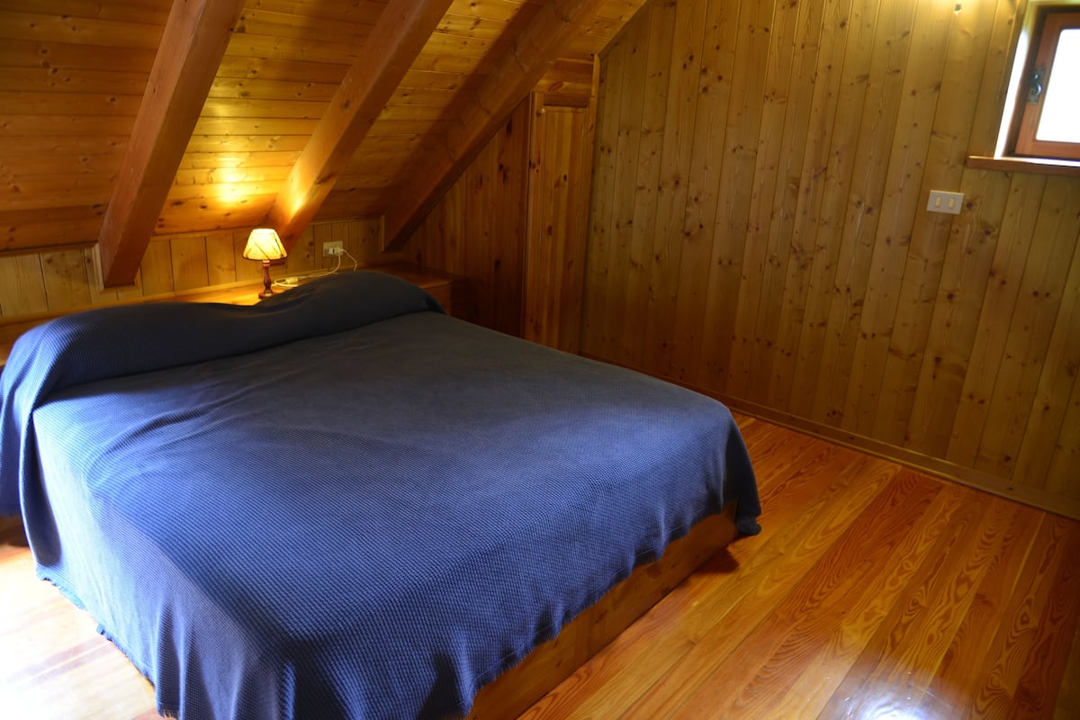 Escritorio, cunas, wifi gratis y ropa de cama