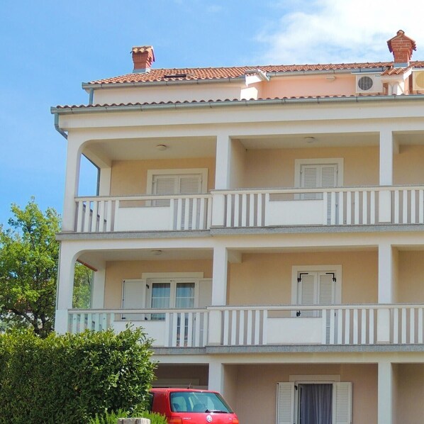 Vista frontal de la propiedad
