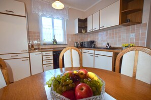 Apartamento, 1 habitación (435) | Cocina privada | Frigorífico y utensilios de cocina