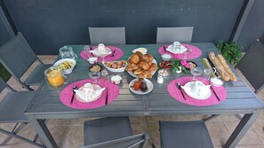 Free daily continental breakfast 
