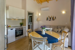 Un espacio habitable compacto con cocina, comedor y zona de estar.