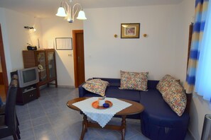 Standard-Apartment, 2 Schlafzimmer (240) | Wohnbereich | Flachbildfernseher