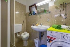 ฝักบัว, ผ้าเช็ดตัว, สบู่, กระดาษชำระ