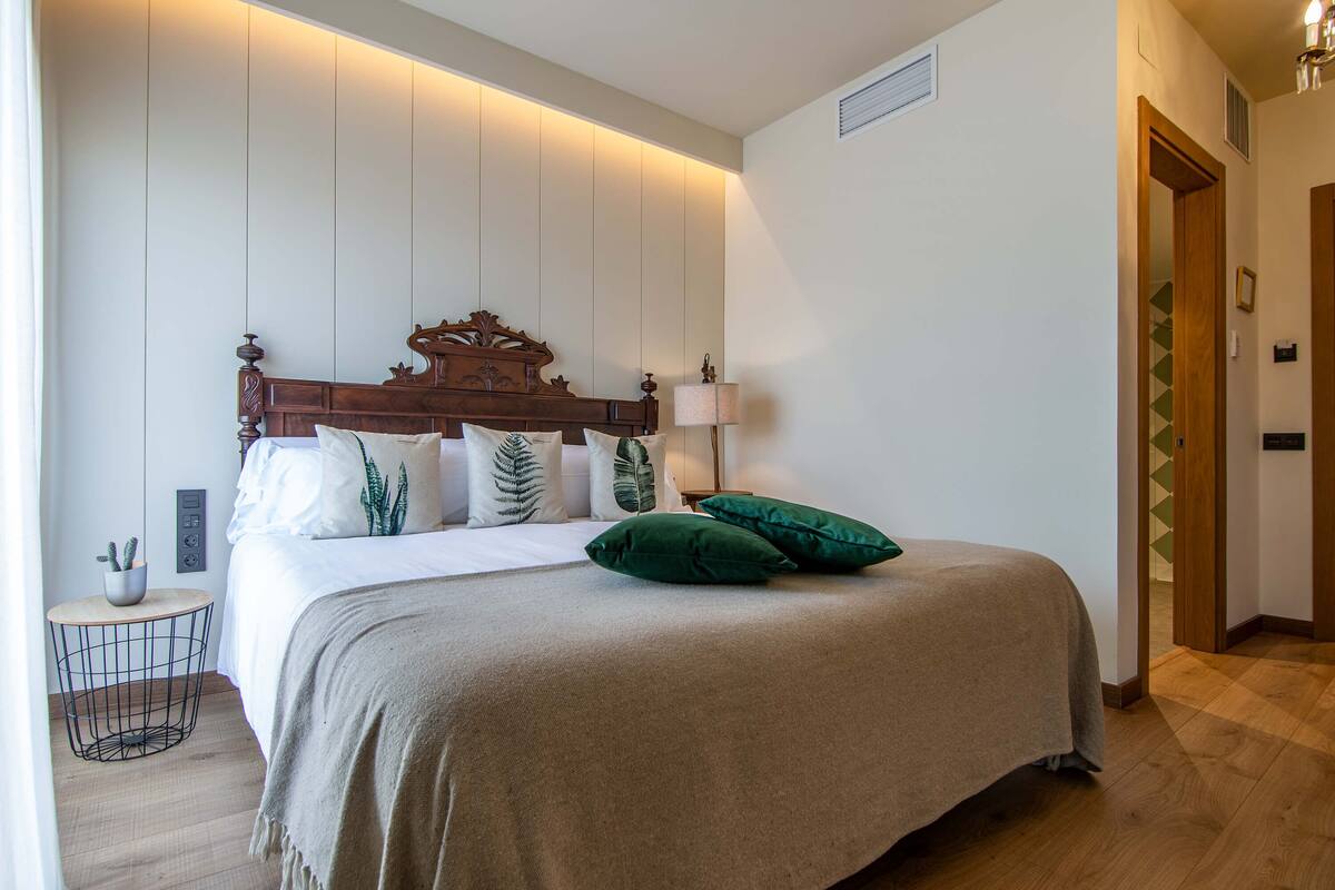 Sureda | 1 bedroom, in-room safe, iron/ironing board, WiFi (free)