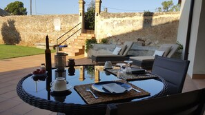 Free daily continental breakfast  - Hotel Can Dispès (Viladamat)