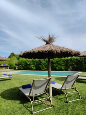 Outdoor pool - Hotel Can Dispès (Viladamat)