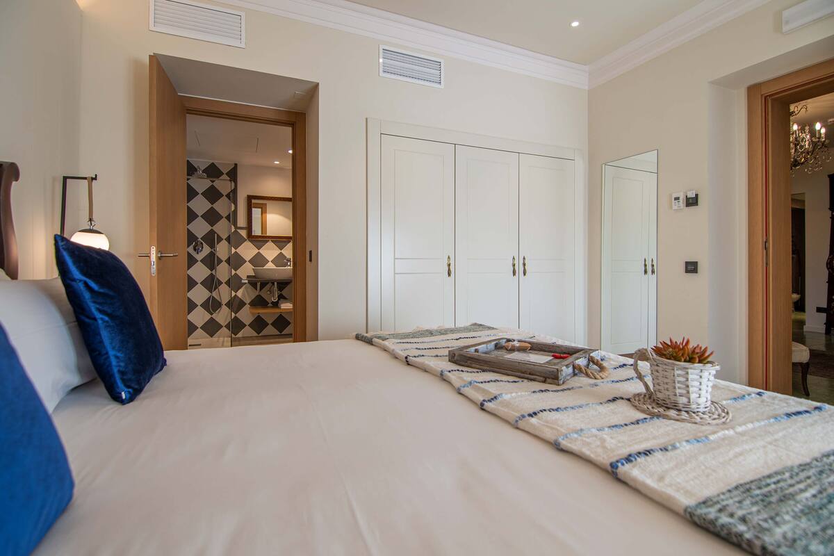 Amo | 1 bedroom, in-room safe, iron/ironing board, WiFi (free)