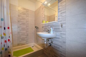 Apartment, 1 Schlafzimmer | Badezimmer | Dusche, Handtücher, Toilettenpapier