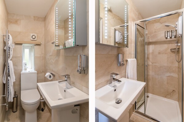 Une salle de bain moderne équipée de toilettes, d’un lavabo et d’une douche.