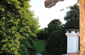 Chambre Standard Double ou avec lits jumeaux, 1 grand lit, non-fumeurs, vue jardin | Vue de la chambre