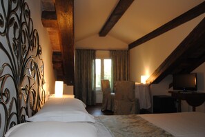 Chambre Supérieure Double ou avec lits jumeaux, 1 grand lit, non-fumeurs, vue jardin | Minibar, décoration personnalisée, ameublement personnalisé, bureau