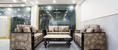 Coin salon dans le hall