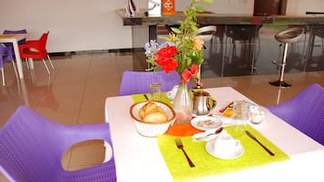 Déjeuner et dßner servis sur place, spécialités Cuisine africaine