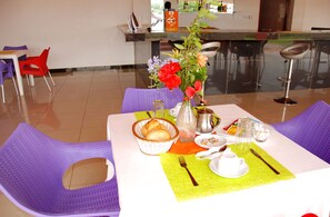 Lunsj og middag serveres, afrikanske retter