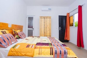 Desk, free WiFi, bed sheets - Iman's Hotel Daloa (Daloa)