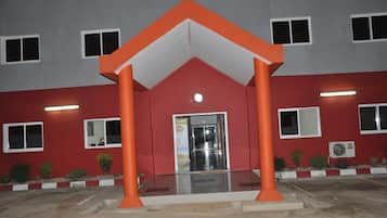 Pintu masuk properti