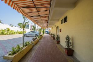 Property entrance - OYO 22837 Chairmen's Hotel (Bengaluru)