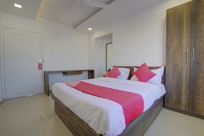 Habitación estándar | Espacio para trabajar con un portátil y ropa de cama