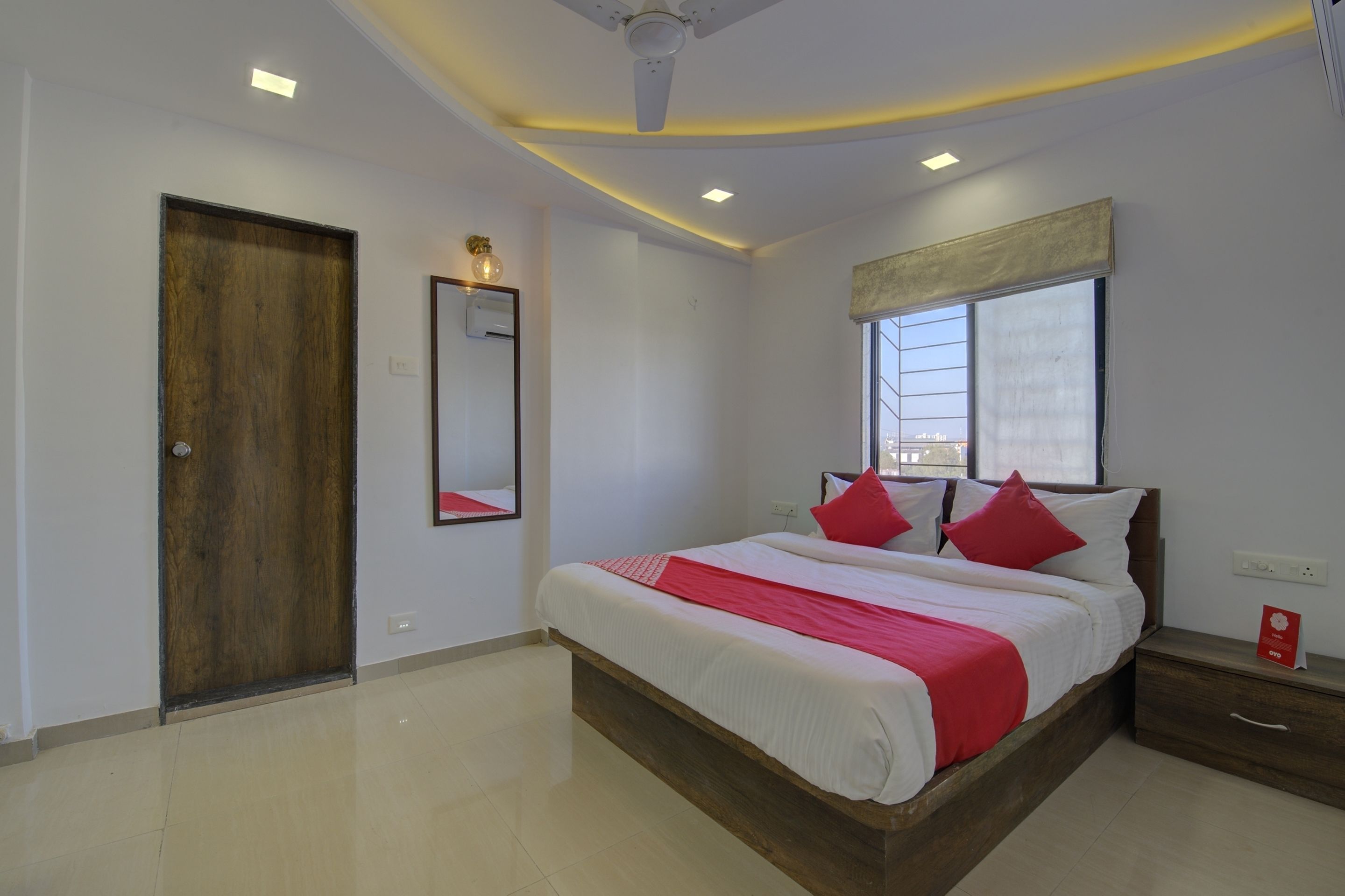 Standard Room | Laptop workspace, bed sheets