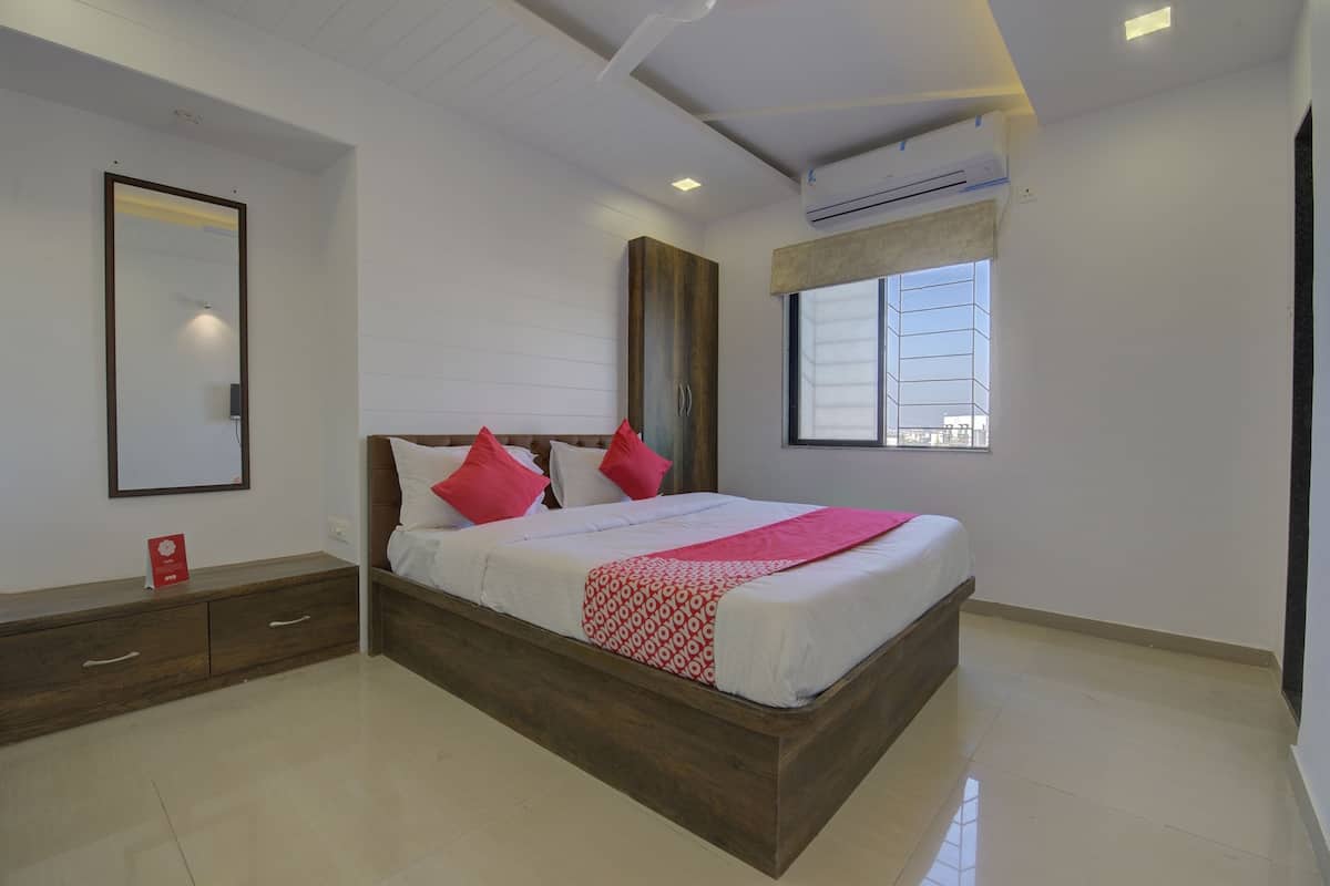 Habitación estándar | Espacio para trabajar con laptop y ropa de cama