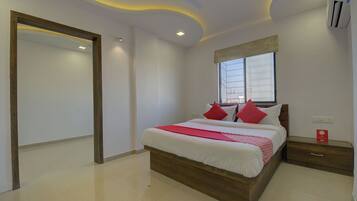 Standard Room | Laptop workspace, bed sheets