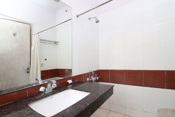 Standaard kamer | Badkamer | Een douche, gratis toiletartikelen, handdoeken