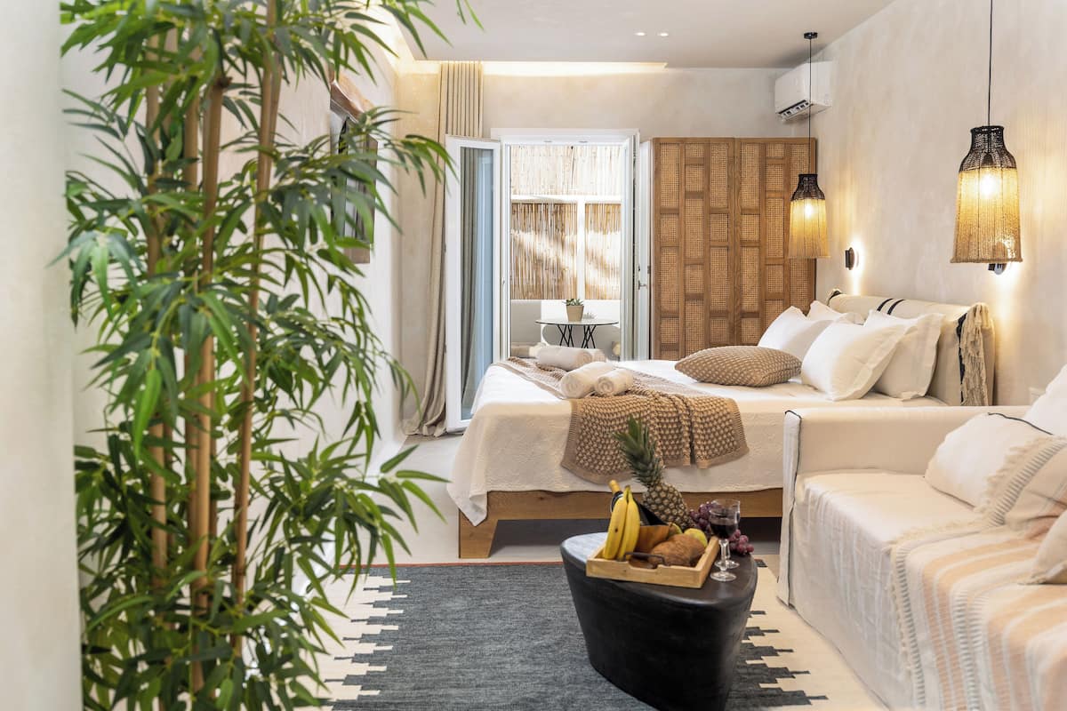 Superior suite with king size bed | 1 bedroom, in-room safe, laptop workspace, iron/ironing board