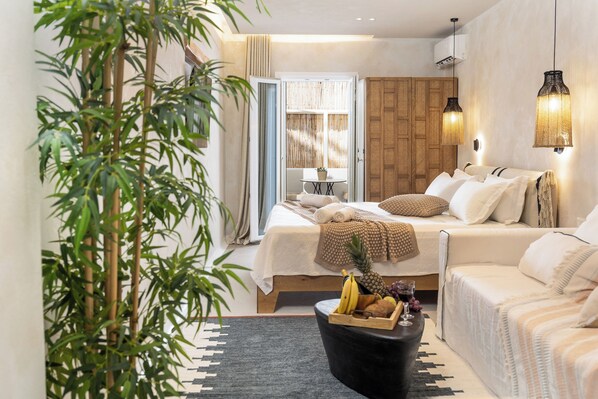 Superior suite with king size bed | 房內夾萬、手提電腦工作空間、熨斗/熨衫板、免費 Wi-Fi