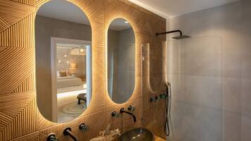 King Suite Balcony | Bathroom | Free toiletries, hair dryer, towels