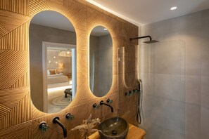 King Suite Balcony | Badezimmer | Kostenlose Toilettenartikel, Haartrockner, Handtücher