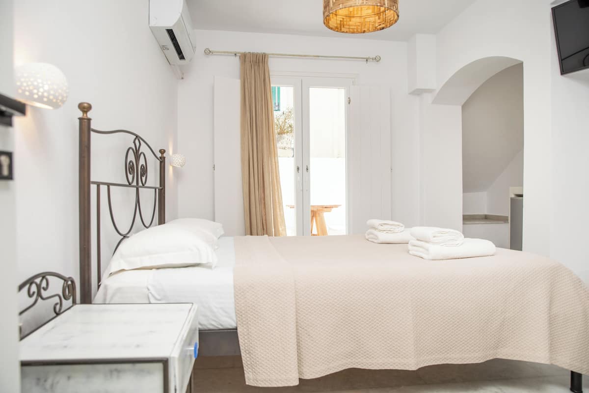 Double Room (Semi basement) | 1 bedroom, in-room safe, laptop workspace, iron/ironing board